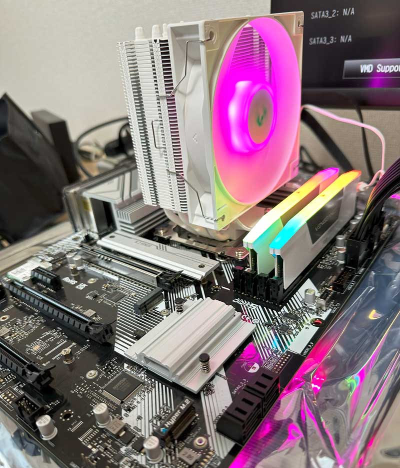 これはケースが届いていない中、待ちきれなくて最低限でセットアップを始めた様子