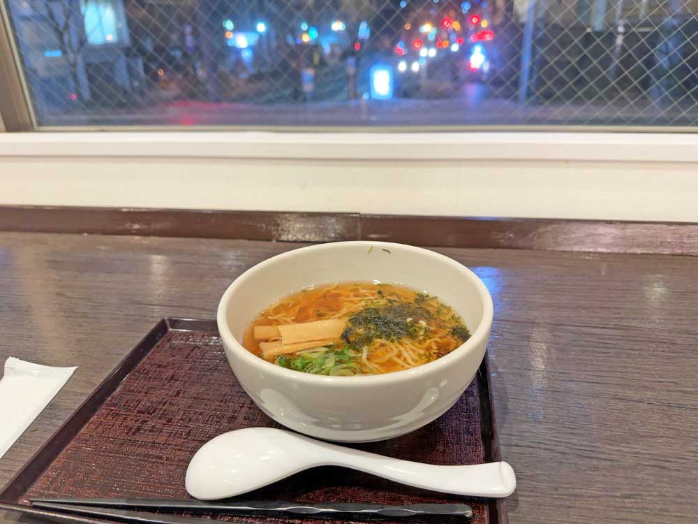 ホテルで無料の夜鳴きそばを食べました