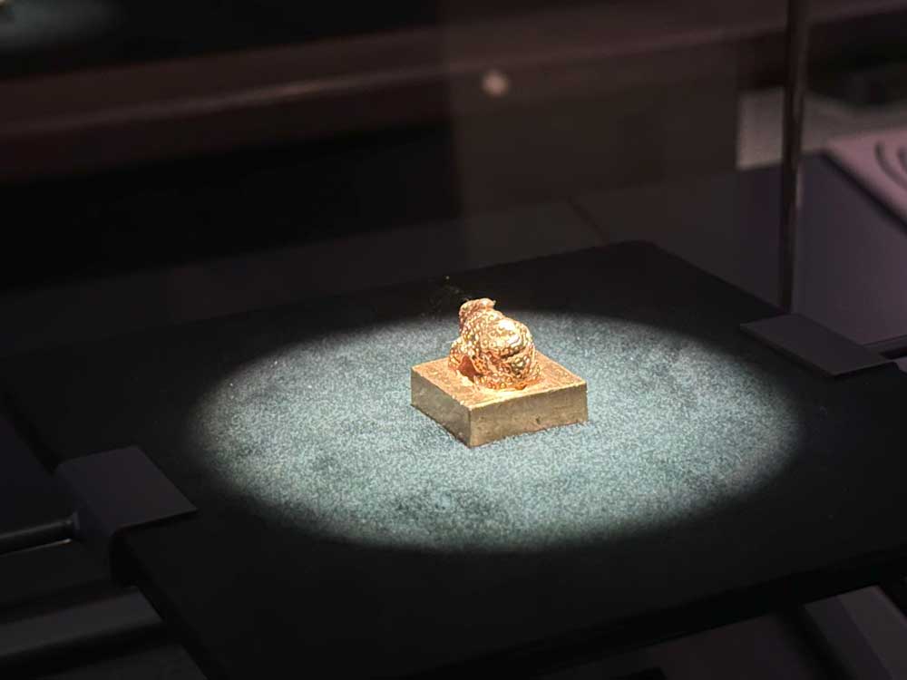 これは本物の金印。常設展示はJAF割引で一人150円という破格で本物の金印が見れます